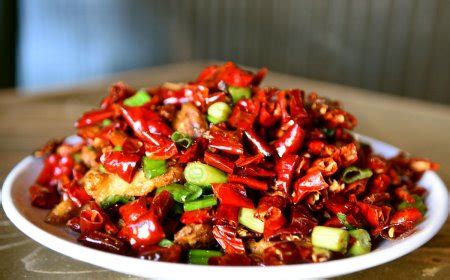  장자제 Smoked Pork and Spicy Chili Peppers: A Culinary Symphony of Smoky Delights and Fiery Passion!